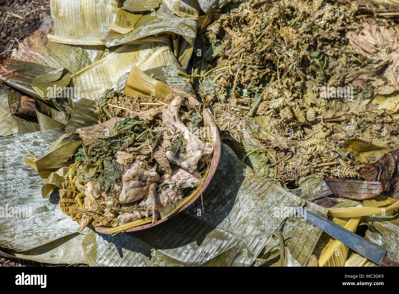 Vorbereitung der typische Papua Gericht namens 'Mumu', Goroka, Eastern Highlands Provinz, Papua Neu Guinea Stockfoto