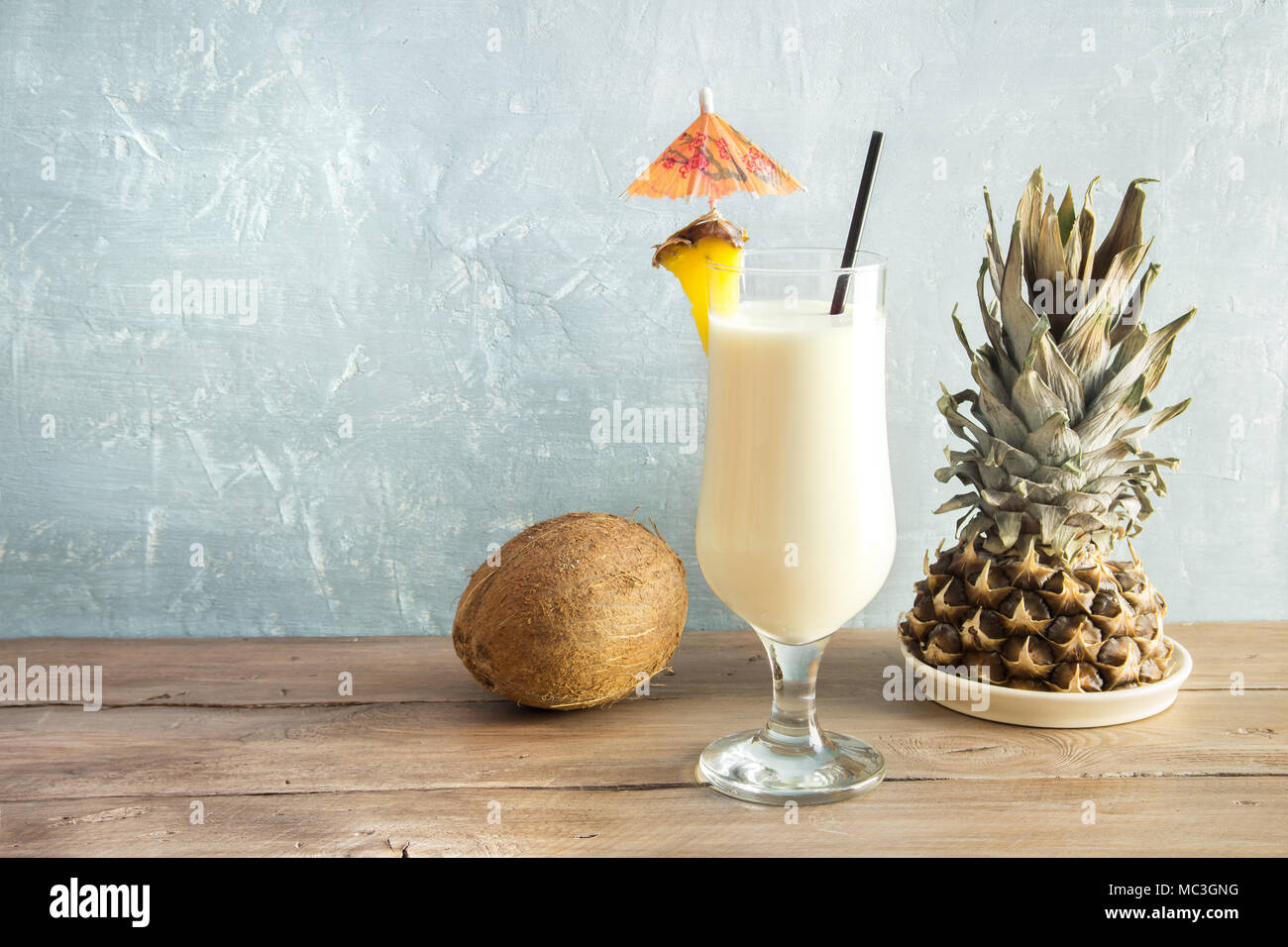 Pina Colada Cocktail mit Ananas und Kokosnuss über Holz- Hintergrund, kopieren. Sommer tropischen Cocktail. Stockfoto