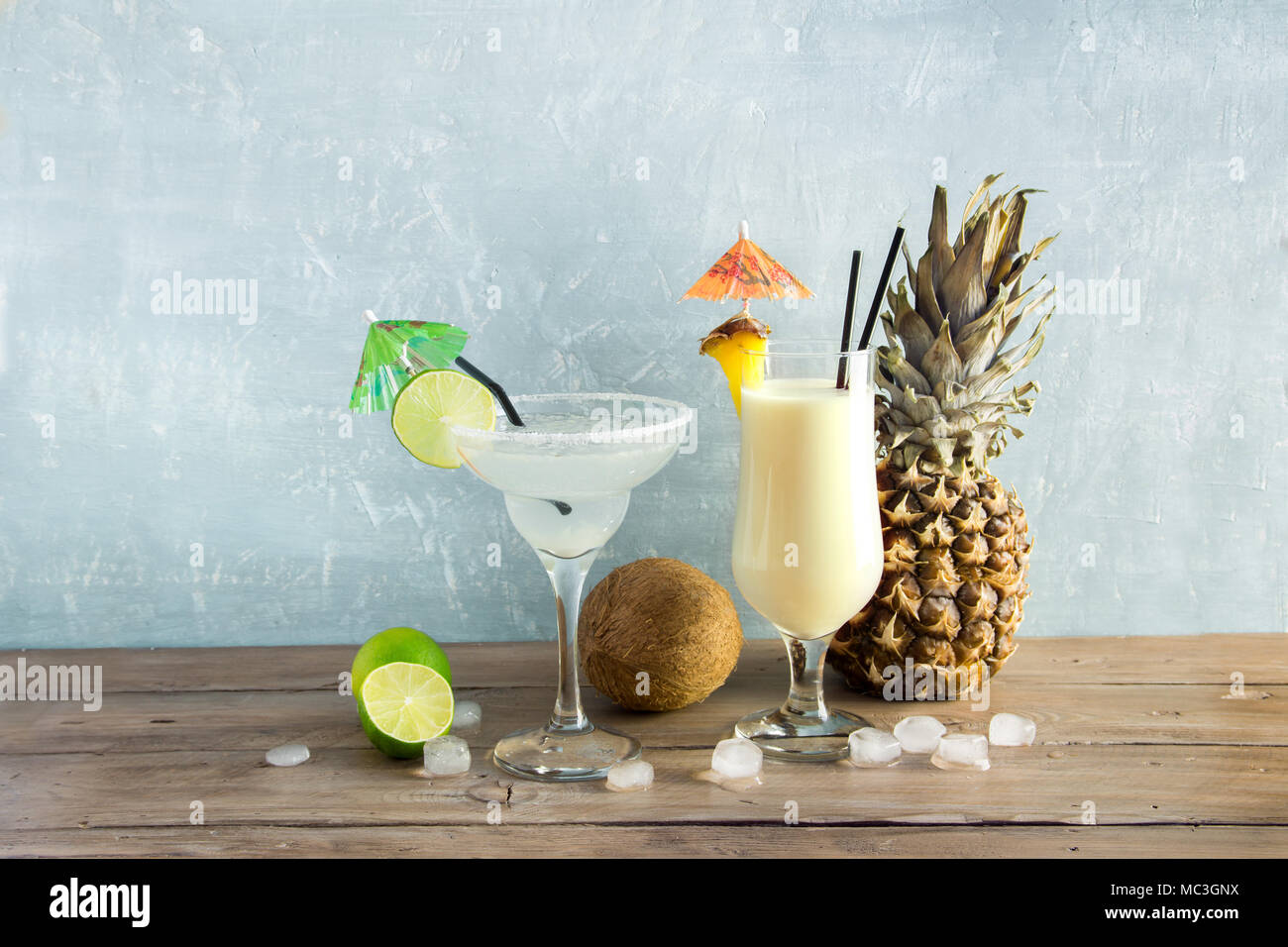 Margarita und Pina Colada Cocktails auf Holztisch, kopieren. Klassische Sommer kaltes margarita und Pina Colada Cocktails garniert mit Eis und Früchte Stockfoto