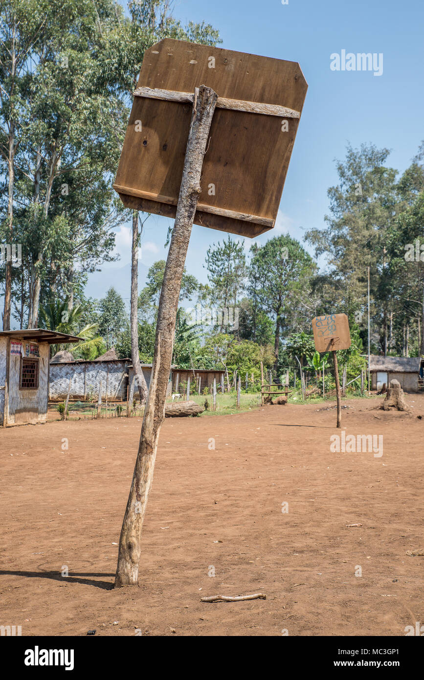 Ein Basketball staubigen Spielplatz in einem abgelegenen Dorf, Goroka, östlichen Higlands Provinz, Papua Neu Guinea Stockfoto