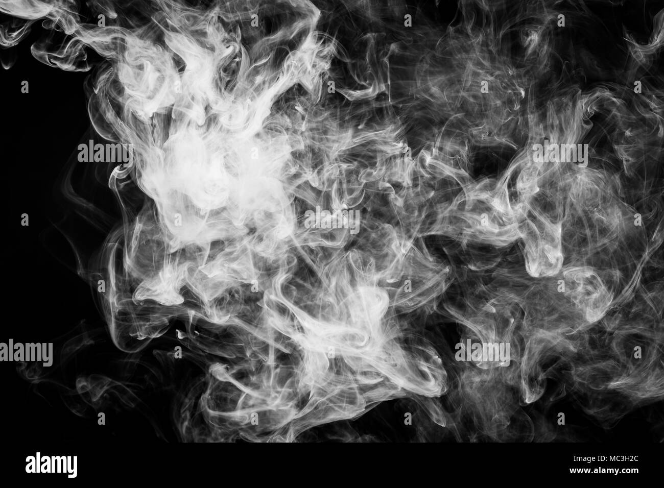 Dichten weißen Rauch auf einem schwarzen Hintergrund isoliert. Hintergrund der Rauch vape Stockfoto