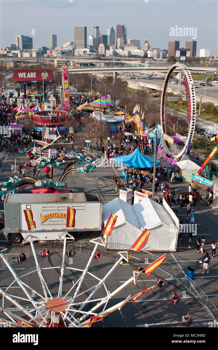 Atlanta, GA, USA - 15. März 2014: Erhöhte weite Einstellung der jährlichen Atlanta Fair, mit Sicht auf die City Skyline im Hintergrund. Stockfoto