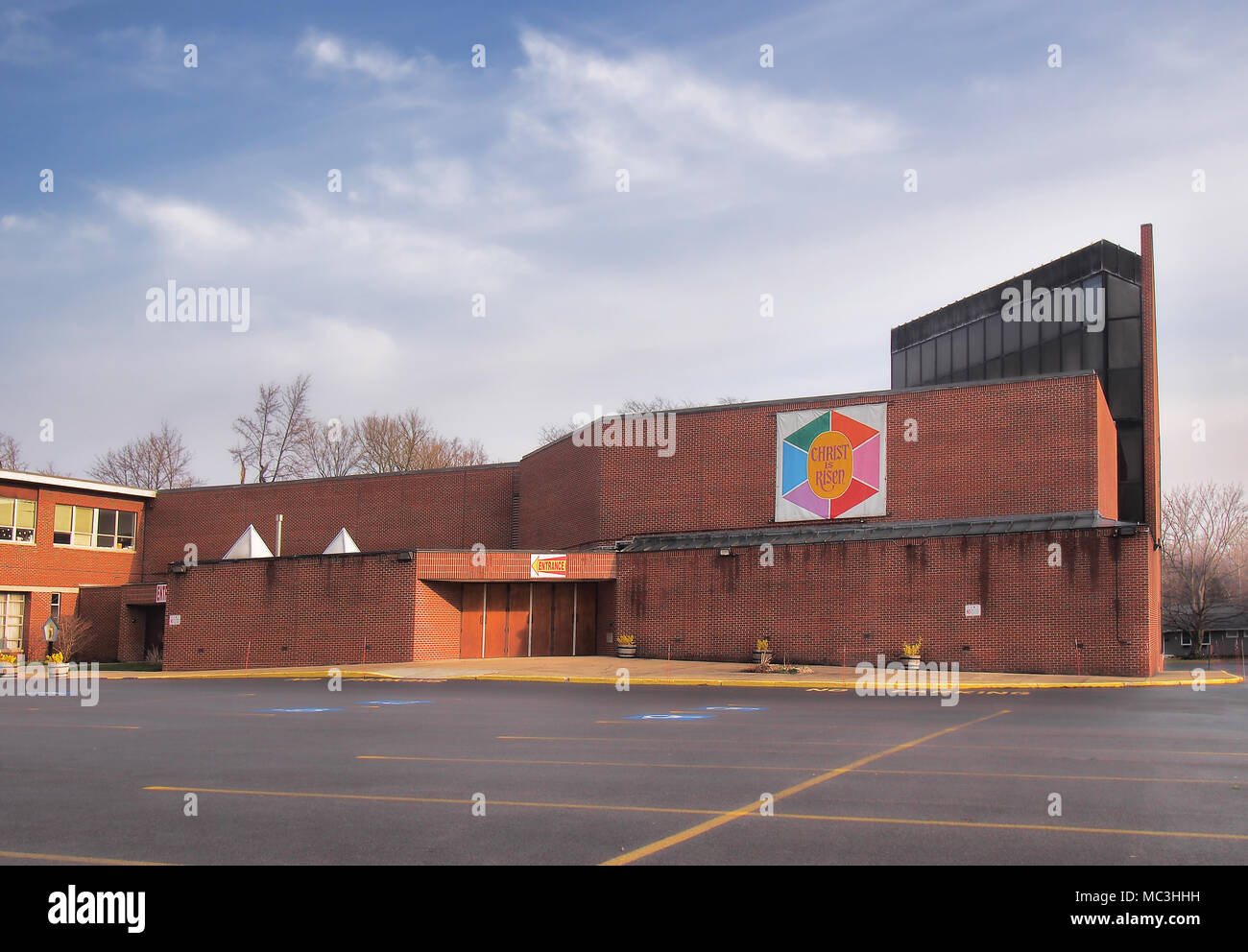 Liverpool, New York, USA. April 12, 2018. St, Josef des Arbeiters Kirche, eine katholische Kirche und Food Pantry im Dorf von Liverpool, New York. Stockfoto