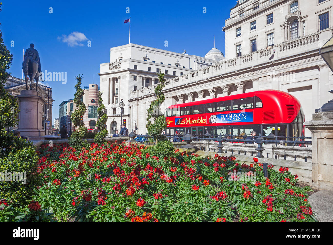 Stadt von London. Ein Blumenarrangement im Royal Exchange, mit Blick auf die Bank von England und die benachbarten Gebäude. Stockfoto