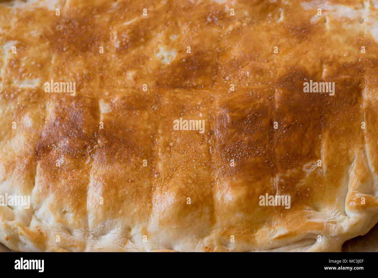 Hausgemachte gefüllt mit Käse herzhafte Torte Stockfoto