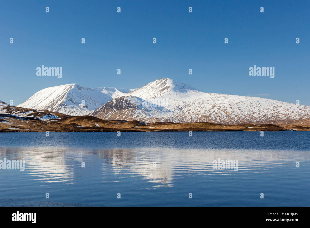 Lochan na h-Achlaise/Lochan Na h'Achlaise im Winter und Schnee bedeckten Schwarzen Berg, Gebirge in Argyll und Bute, Scottish Highlands, Schottland Stockfoto