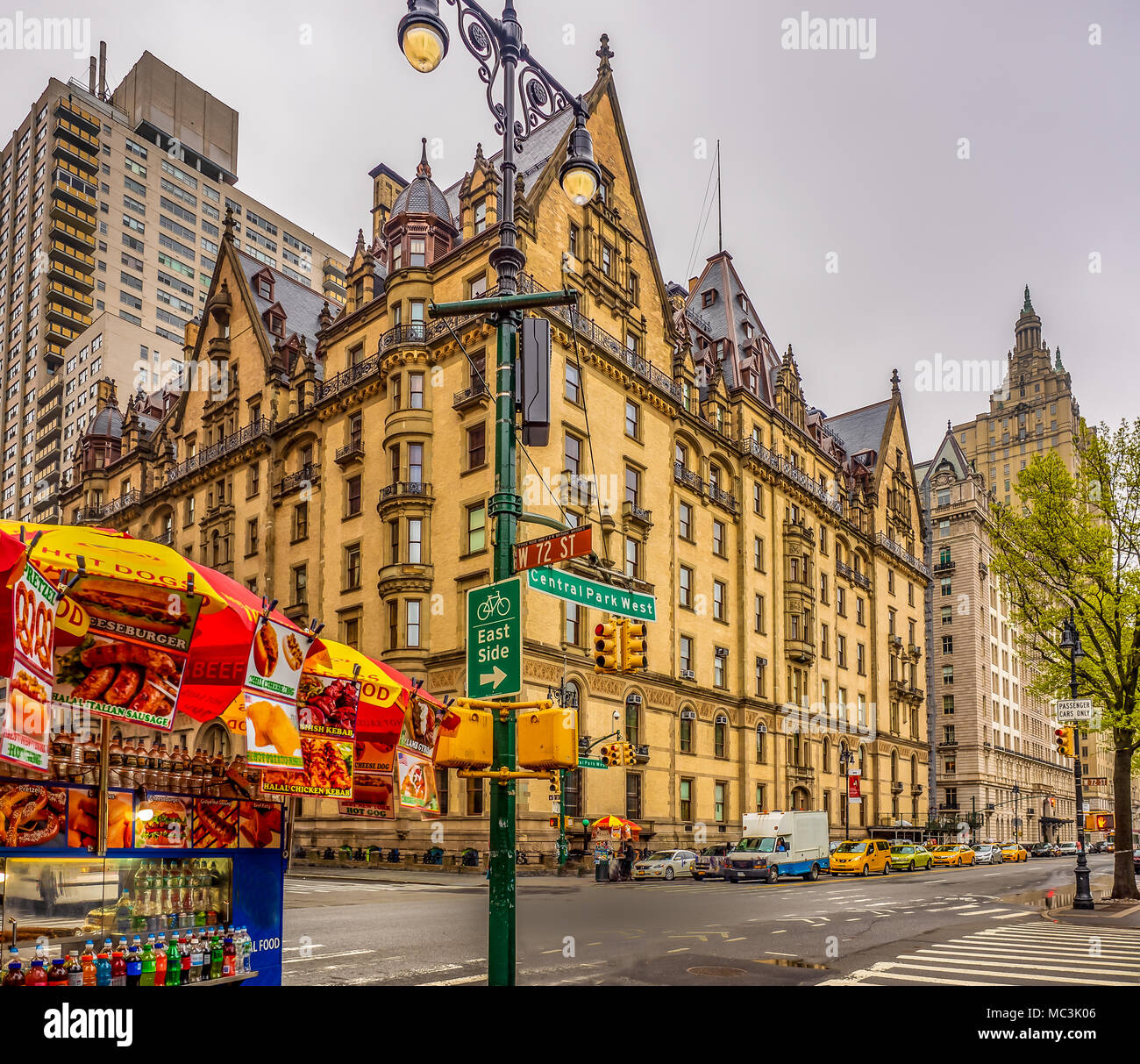 Ecke 72nd Street und Central Park West, New York City - Mit dem Dakota Gebäude in rhe Hintergrund. Stockfoto
