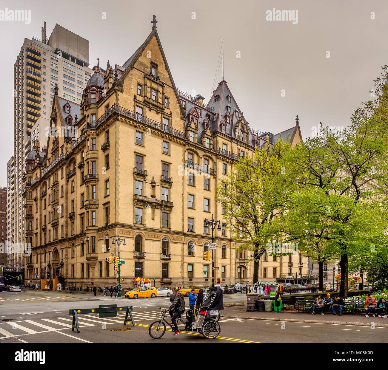 Ecke 72nd Street und Central Park West, New York City - Mit dem Dakota Gebäude in rhe Hintergrund. Stockfoto