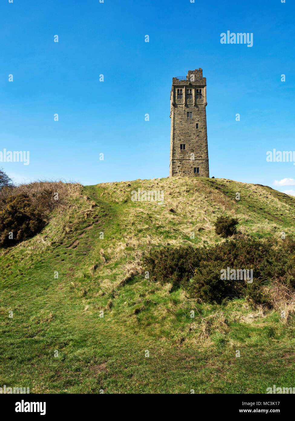 Die Victoria Tower auf der Bergkuppe auf Schloss Hilll in der Nähe von Huddersfield West Yorkshire England Stockfoto