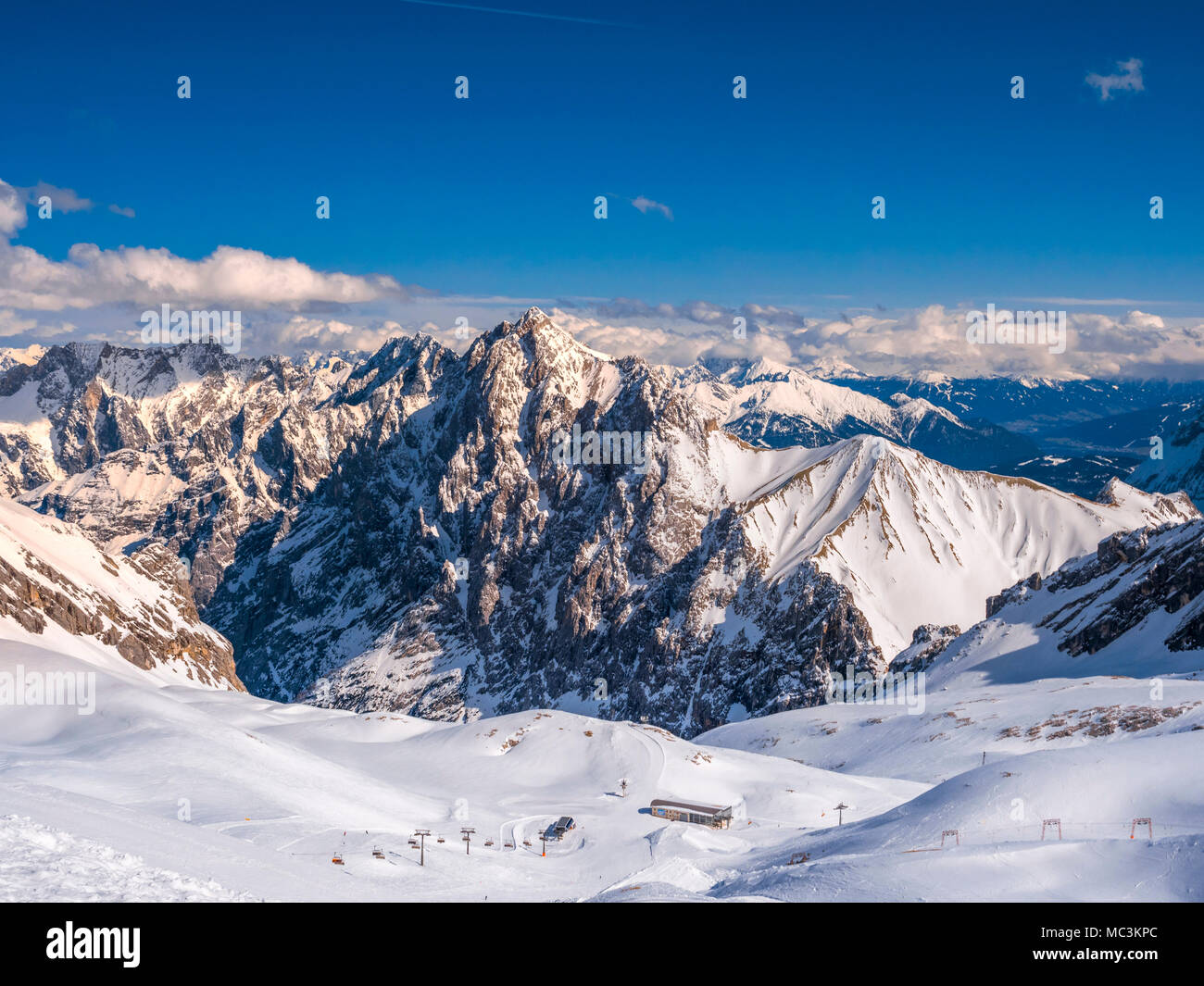 Blick von der Zugspitze (2962 m), dem höchsten Berg Deutschlands der Alpen, Bayern, Deutschland