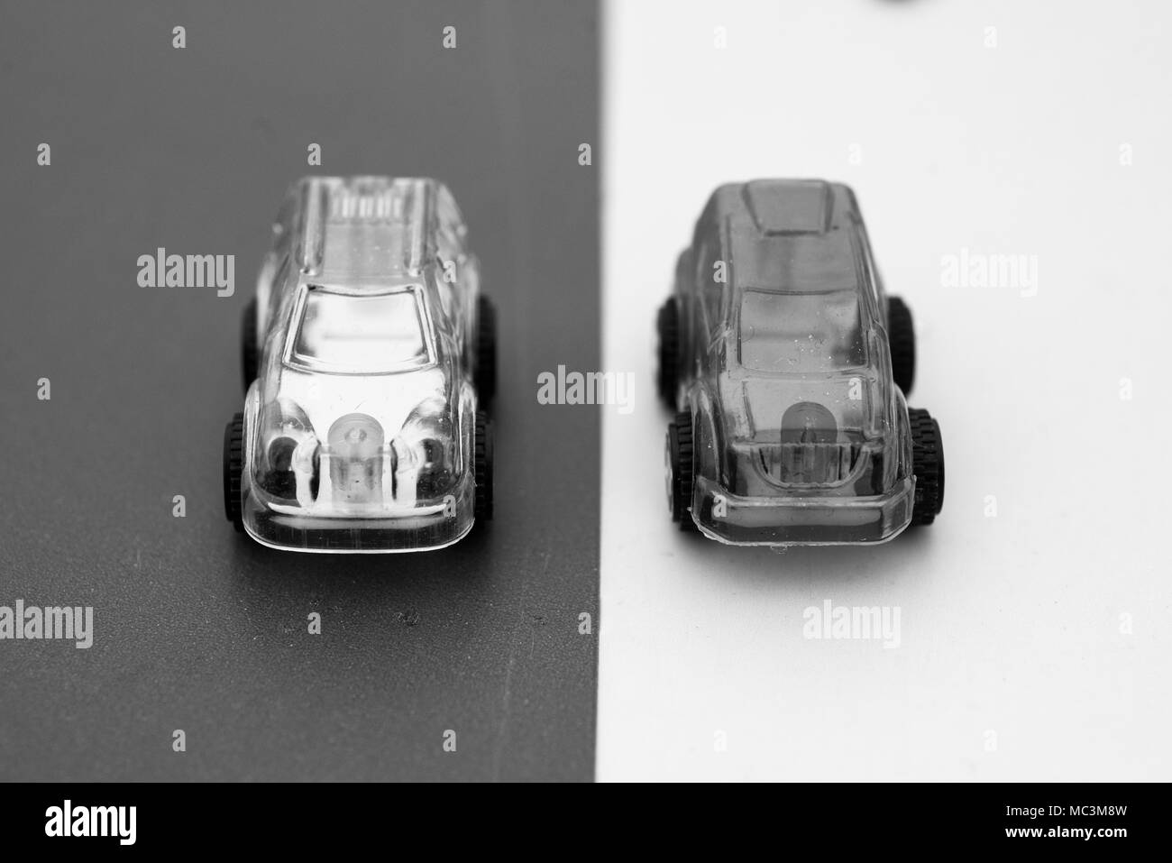 Transparent schwarz-weiß Bild von transparenten Spielzeugautos Stockfoto
