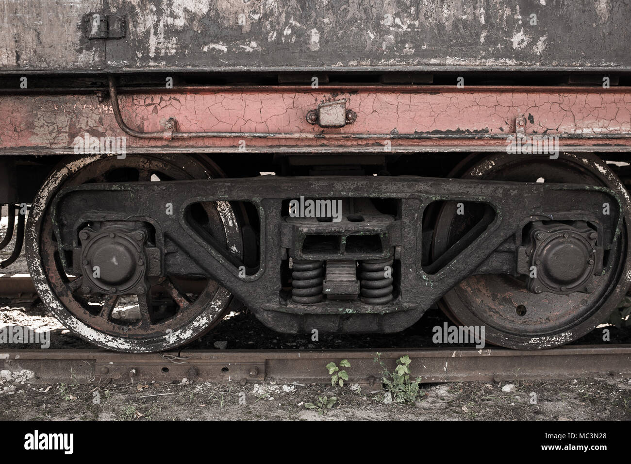 Verlassenen alten rostigen sowjetische Lokomotive an der Plattform. Horizontale Farbfotografie. Stockfoto