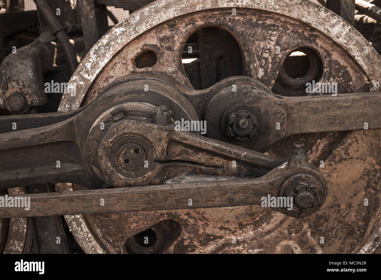 Detailansicht der Räder der abgebrochenen alten rostigen sowjetische Lokomotive an der Plattform. Horizontale Farbfotografie. Stockfoto