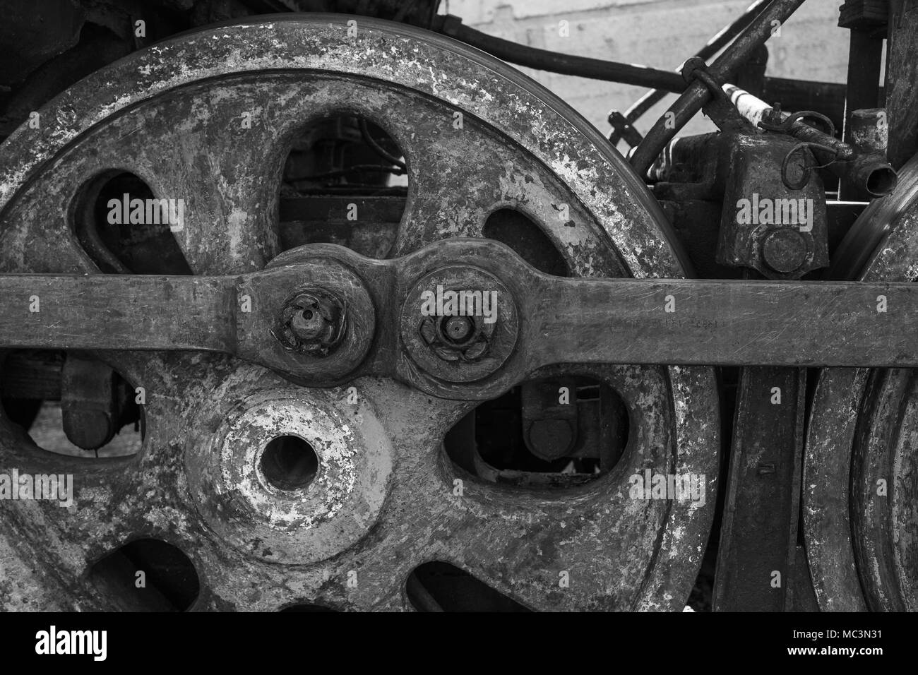 Detailansicht von verwitterten Räder der abgebrochenen alten rostigen sowjetische Lokomotive an der Plattform. Horizontale Schwarz-Weiß-Fotografie. Stockfoto