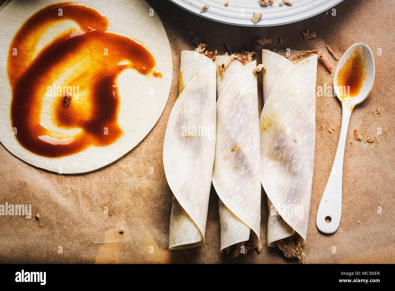Peking-Stil-Ente mit Hoisinsauce Pfannkuchen Stockfoto