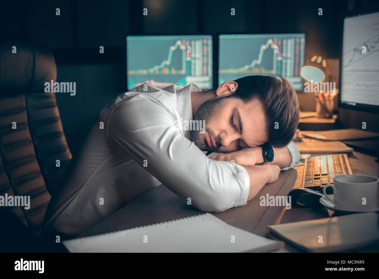 Müde, erschöpft, Geschäftsmann, schlafen zu spät zur Arbeit, im Büro, im Schlaf müde Trader dösen die Pause für Rest vom Handel online, überarbeitete lieferbar Stockfoto