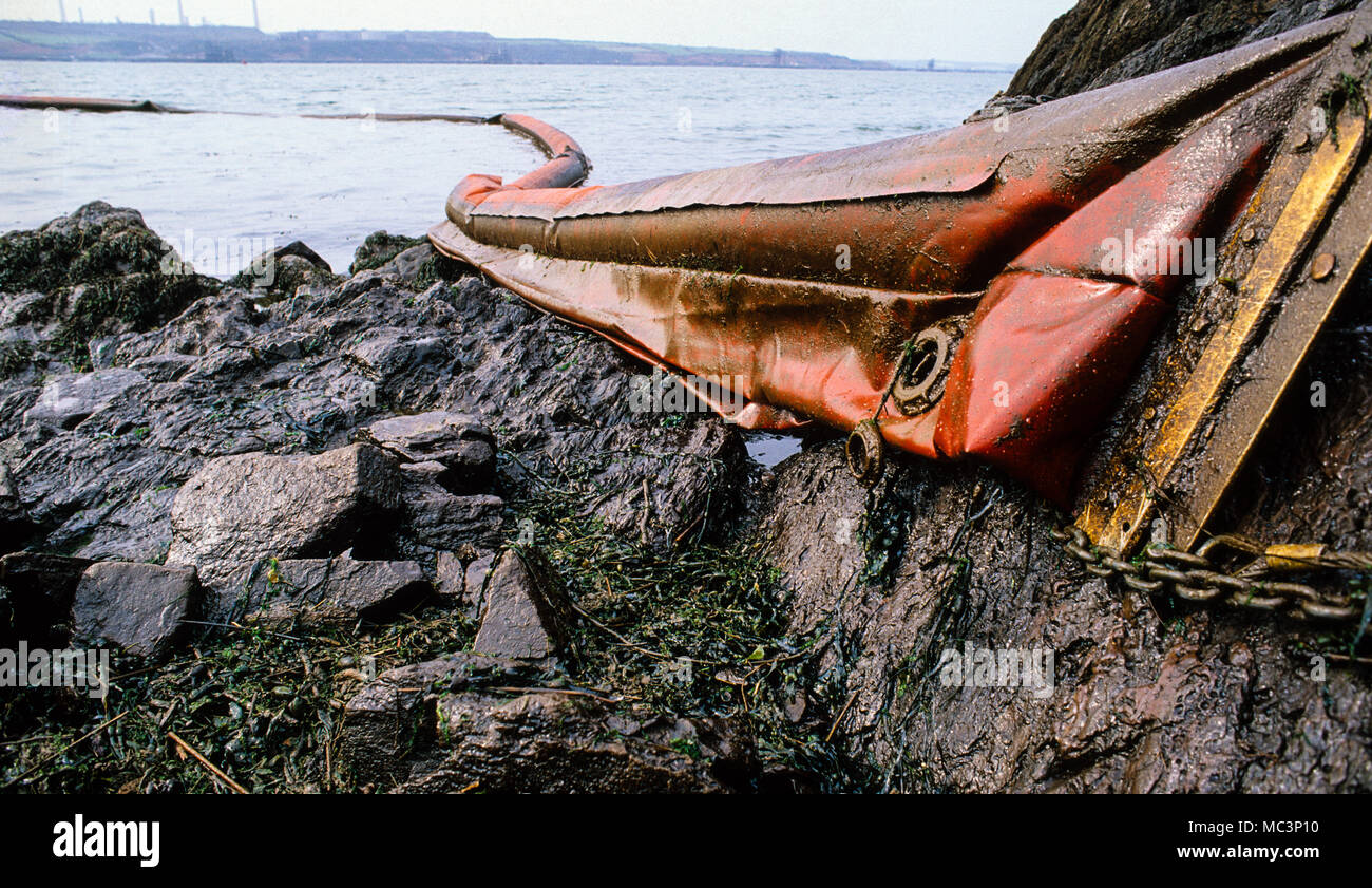 Ölinhalt Ausleger, Milford Haven, Pembrokeshire, Wales, UK, GB. Stockfoto