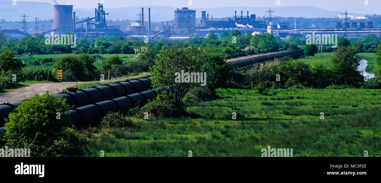 Öl Pipeline mit Port Talbot Stahlwerk, Gwent, South Wales, Wales, UK, GB. Stockfoto