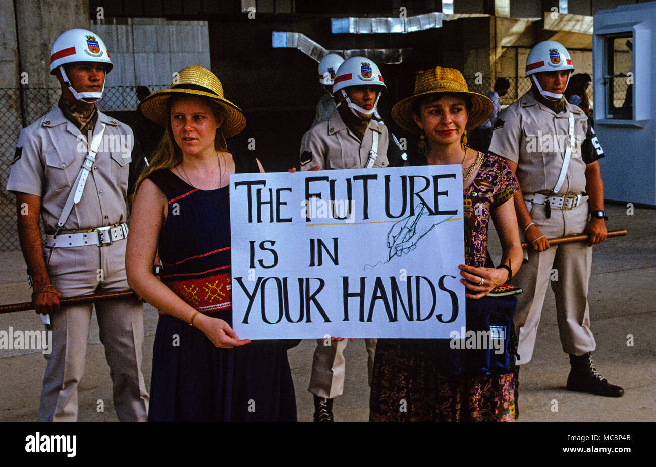 Demonstranten auf dem Rio Earth Summit, Holding-Zeichen sagen, die Zukunft ist in Ihren Händen, Rio, Brasilien, Südamerika. Stockfoto