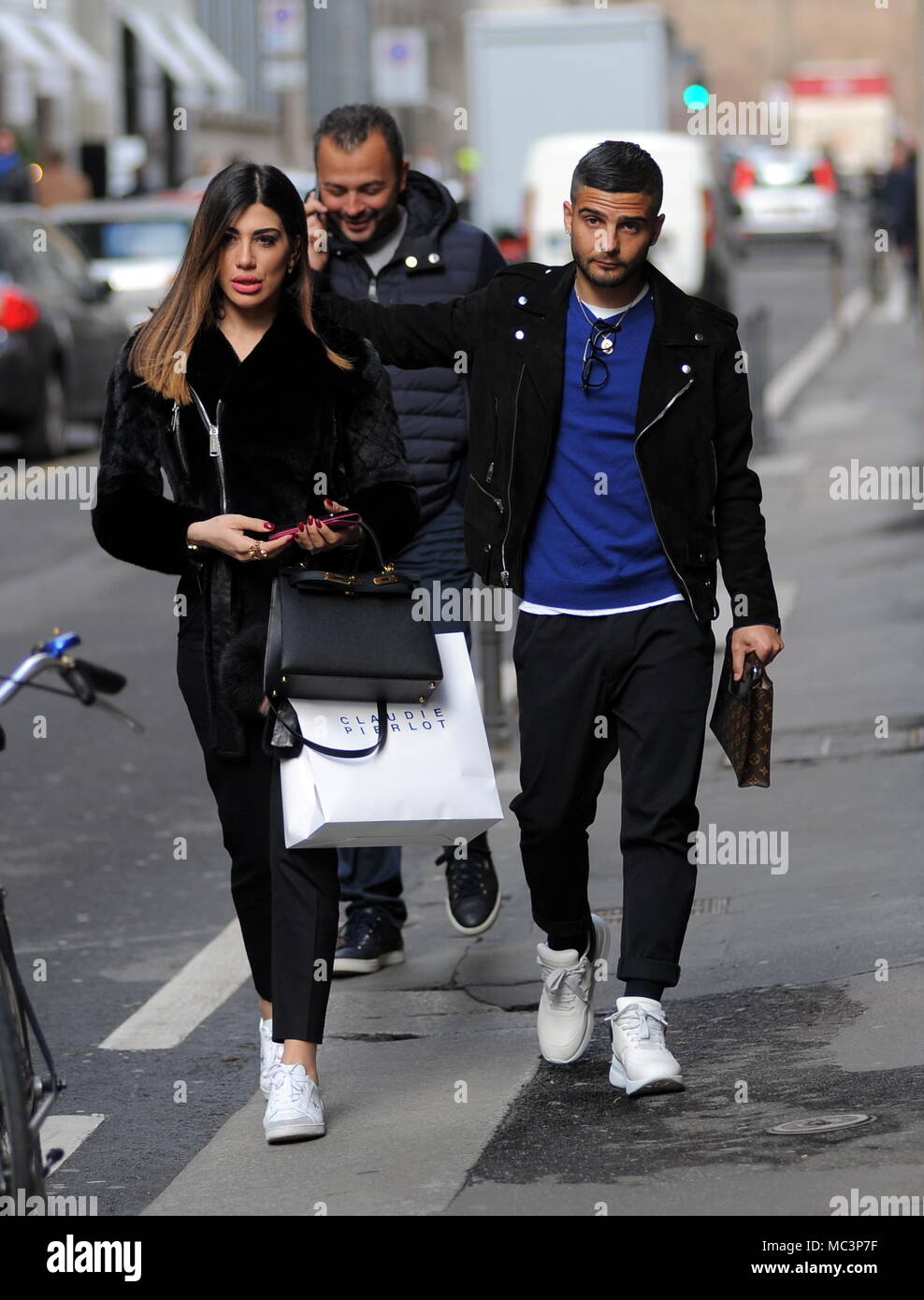 Mailand Lorenzo Insigne Und Frau Genoveffa In Der Mitte Lorenzo Insigne Sturmer Von Neapel Und Der Italienischen Nationalmannschaft Uberrascht Zu Fuss Durch Die Strassen Des Zentrums Mit Seiner Frau Genoveffa Darone Hier