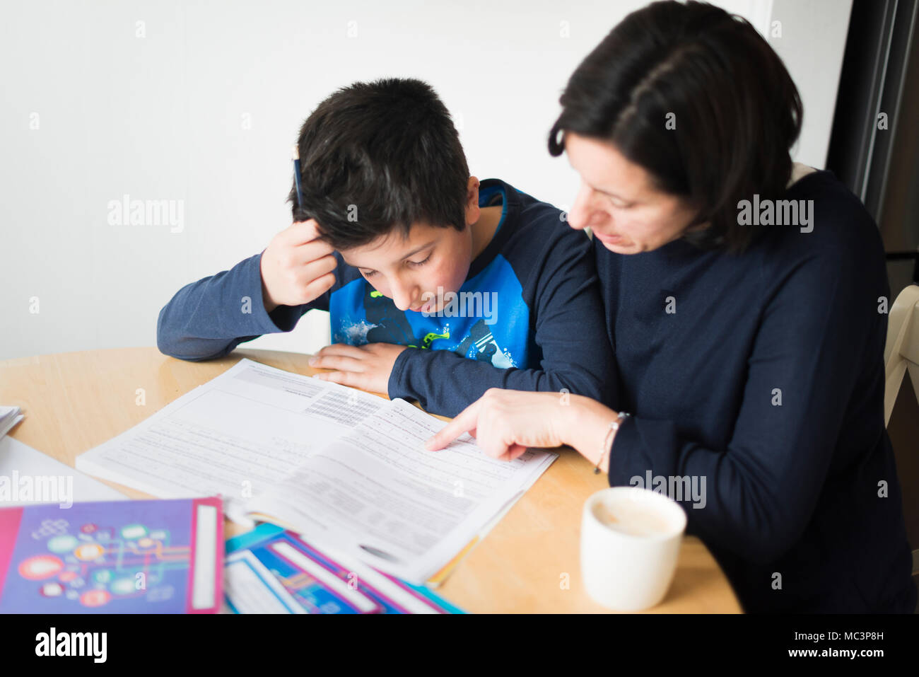 Privatunterricht zu Hause -10-11 Jahre Junge in eine Mathestunde zu Hause Stockfoto