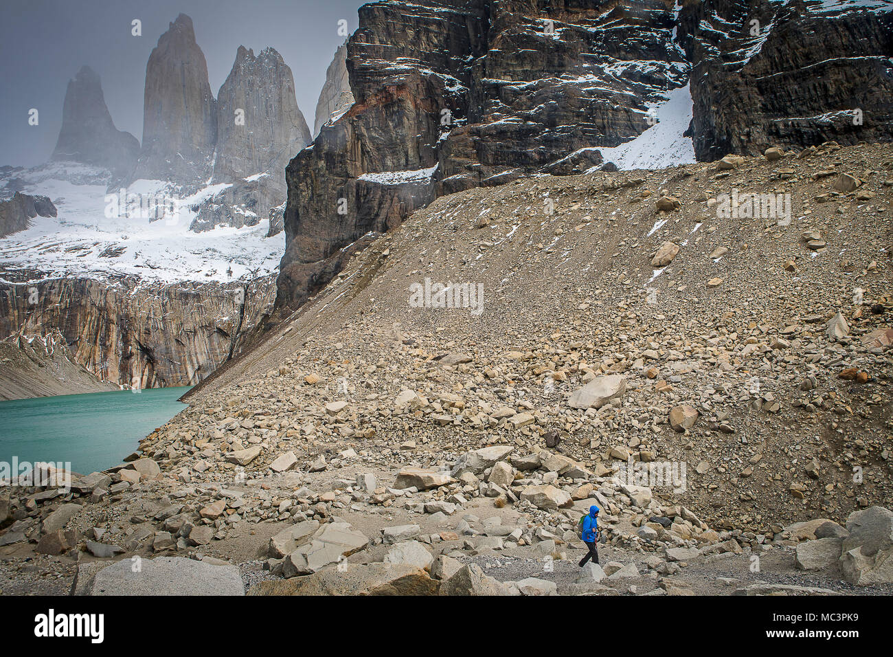 Wanderer, Mirador Base Las Torres. Sehen Sie die erstaunlichen Torres del Paine Torres del Paine Nationalpark, Patagonien, Chile Stockfoto