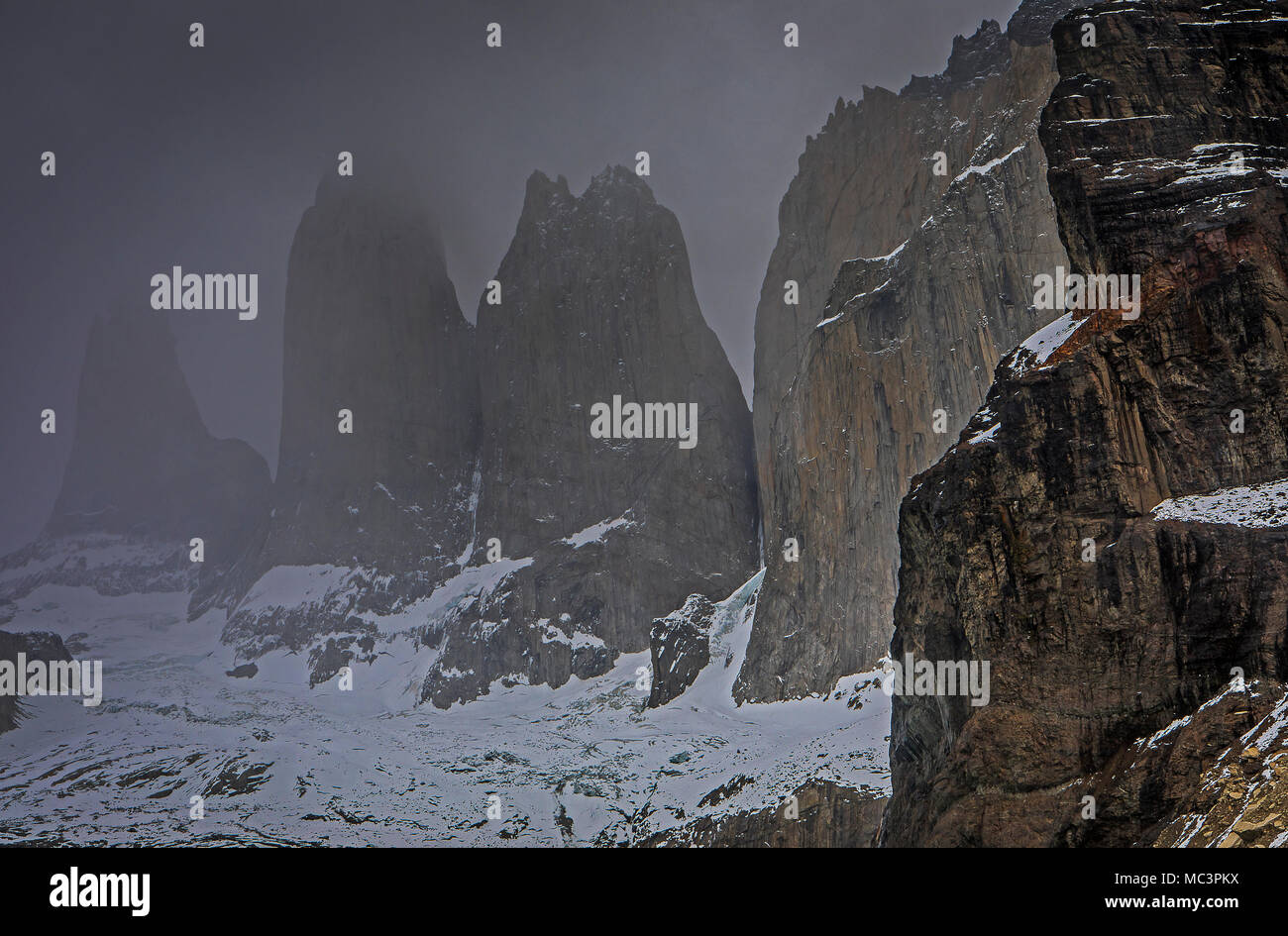 Die erstaunliche Torres del Paine, vom Mirador Base Las Torres, Torres del Paine Nationalpark, Patagonien, Chile Stockfoto