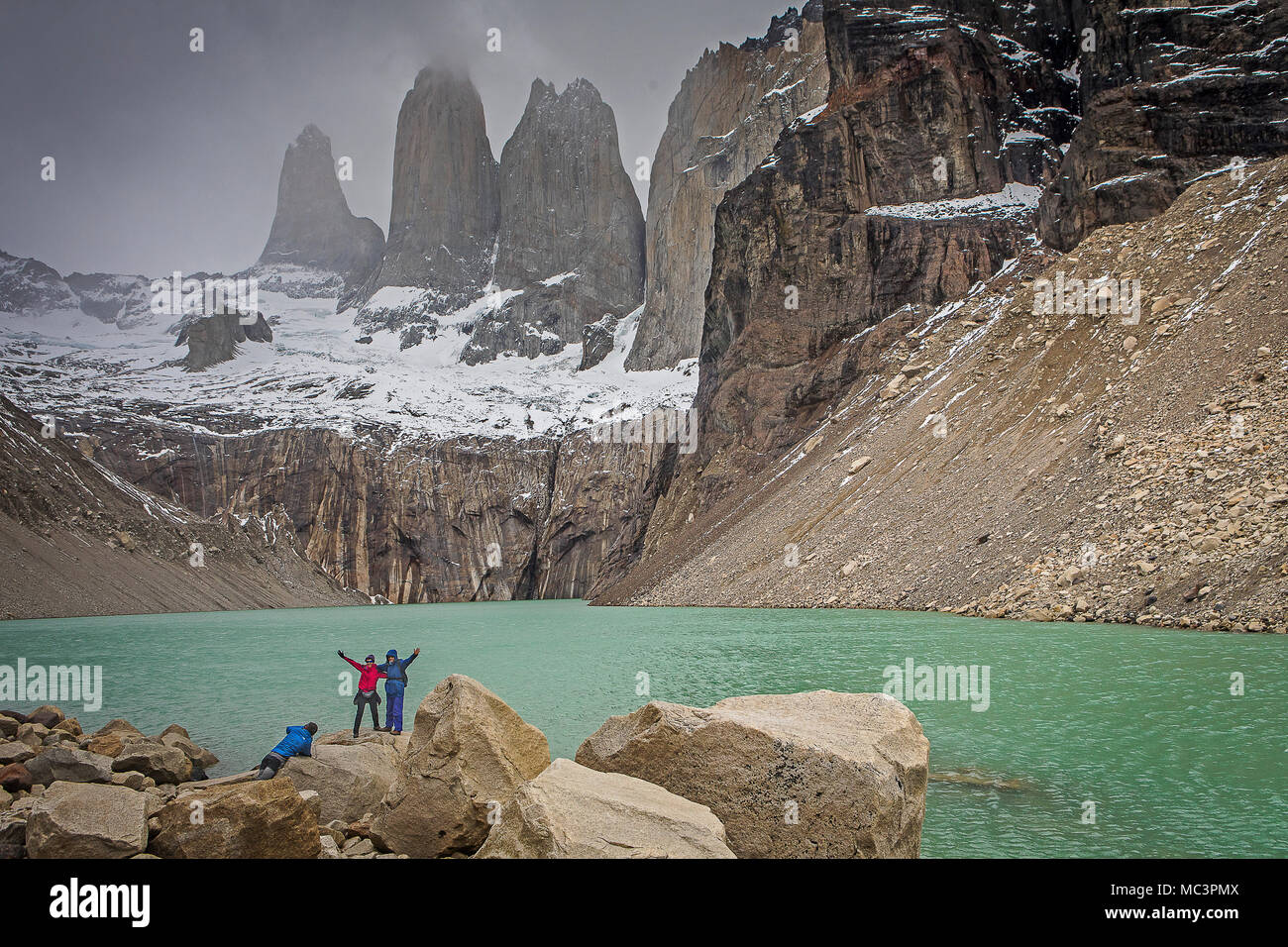 Wanderer, Mirador Base Las Torres. Sehen Sie die erstaunlichen Torres del Paine Torres del Paine Nationalpark, Patagonien, Chile Stockfoto