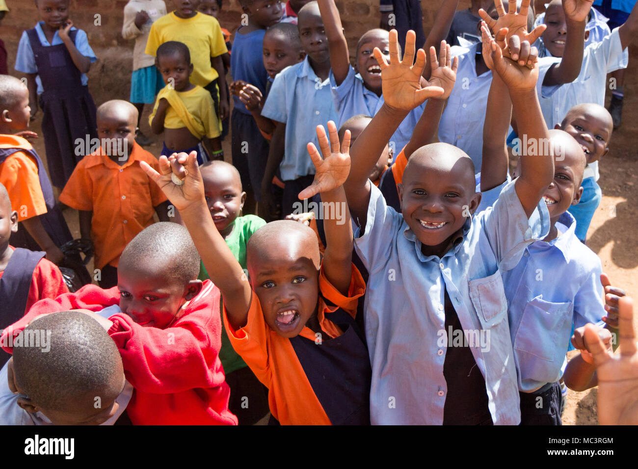 Uganda. 13. Juni 2017. Eine Gruppe von Happy Grundschulkinder lächeln, lachen und winken an einer Grundschule. Stockfoto