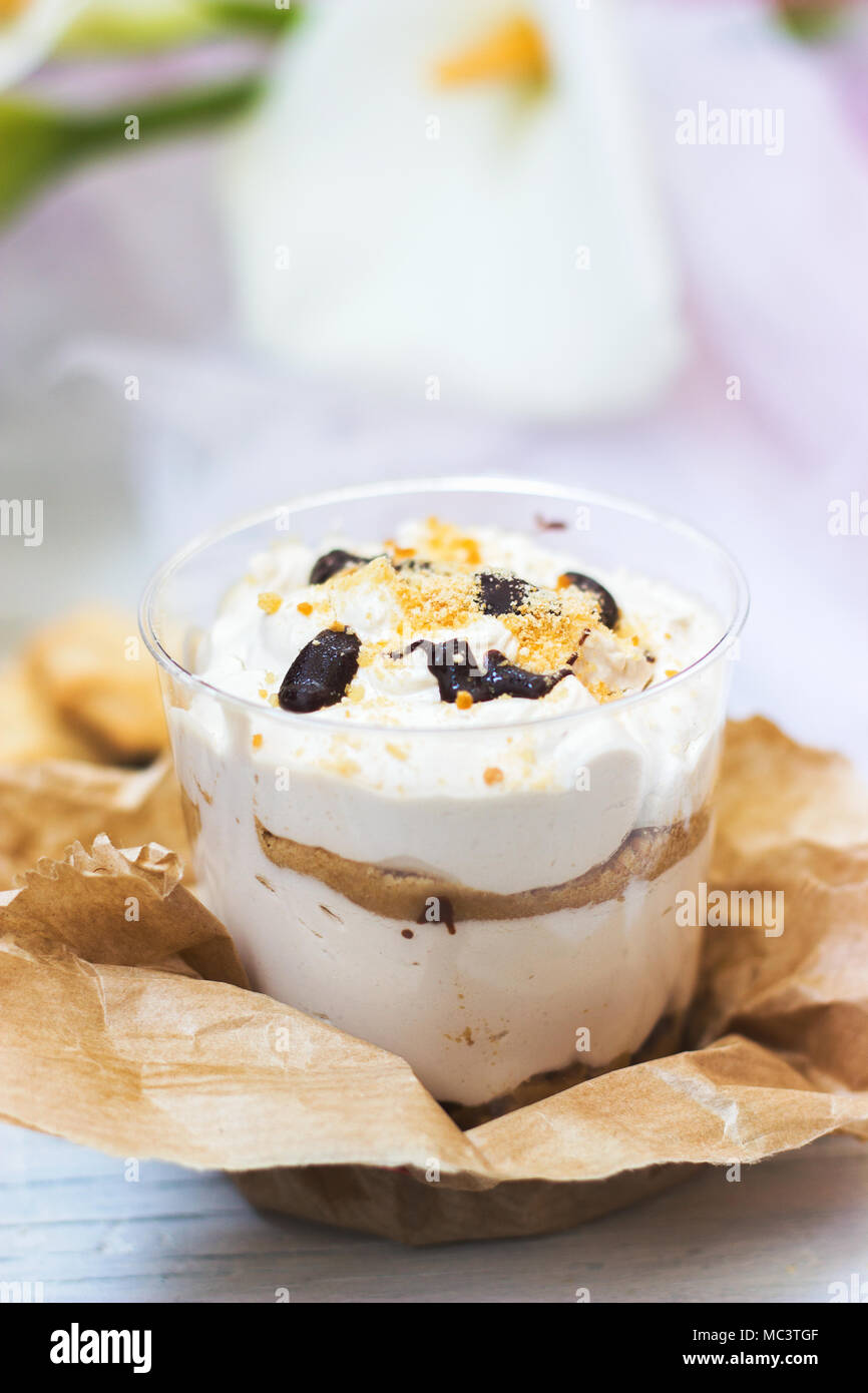 Tiramisu Dessert aus transparentem Kunststoff Schale Stockfoto