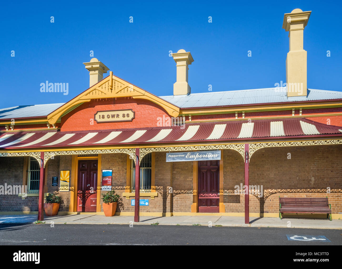 Historische Millthorpe Bahnhof mit Ihrer anmutigen Straße Veranda geöffnet 1886 Millthorpe, Central West New South Wales, Australien Stockfoto