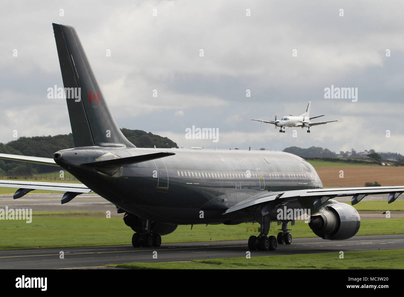 493, ein Airbus A-150 T Polaris von der Royal Canadian Air Force, Abfahrt Prestwick International Airport in Ayrshire, wie Loganair der G-LGNZ ankommt. Stockfoto