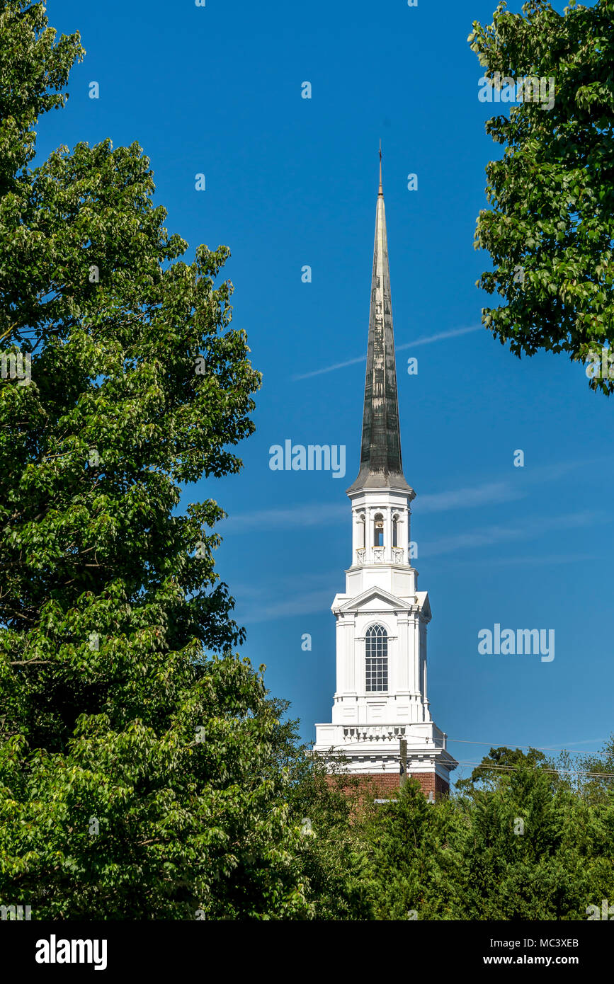 Closeup Gemeinschaft Kirchturm malerische Kirche Kirchturm über den Bäumen Stockfoto