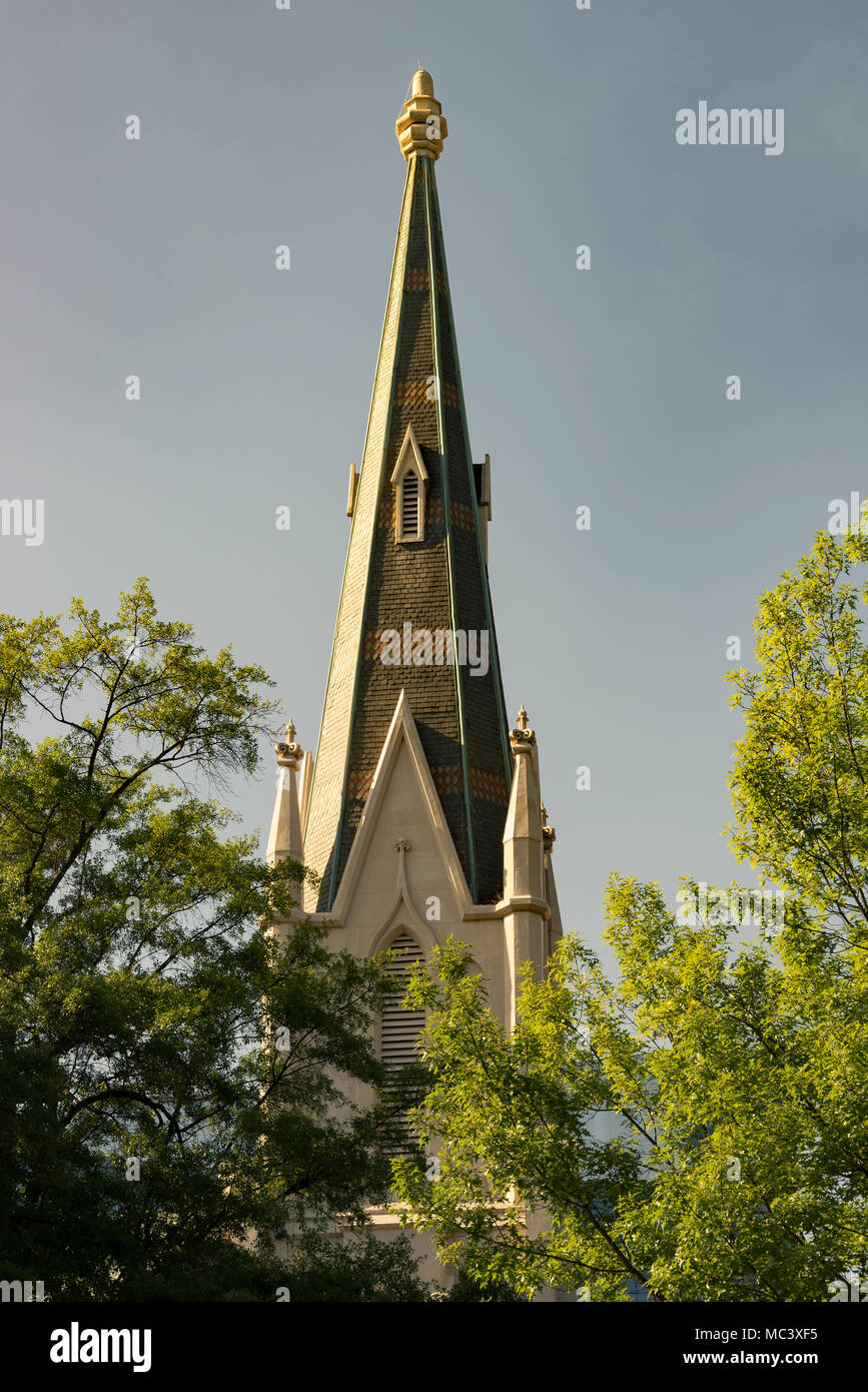 Closeup Gemeinschaft Kirchturm malerische Kirche Kirchturm über den Bäumen Stockfoto