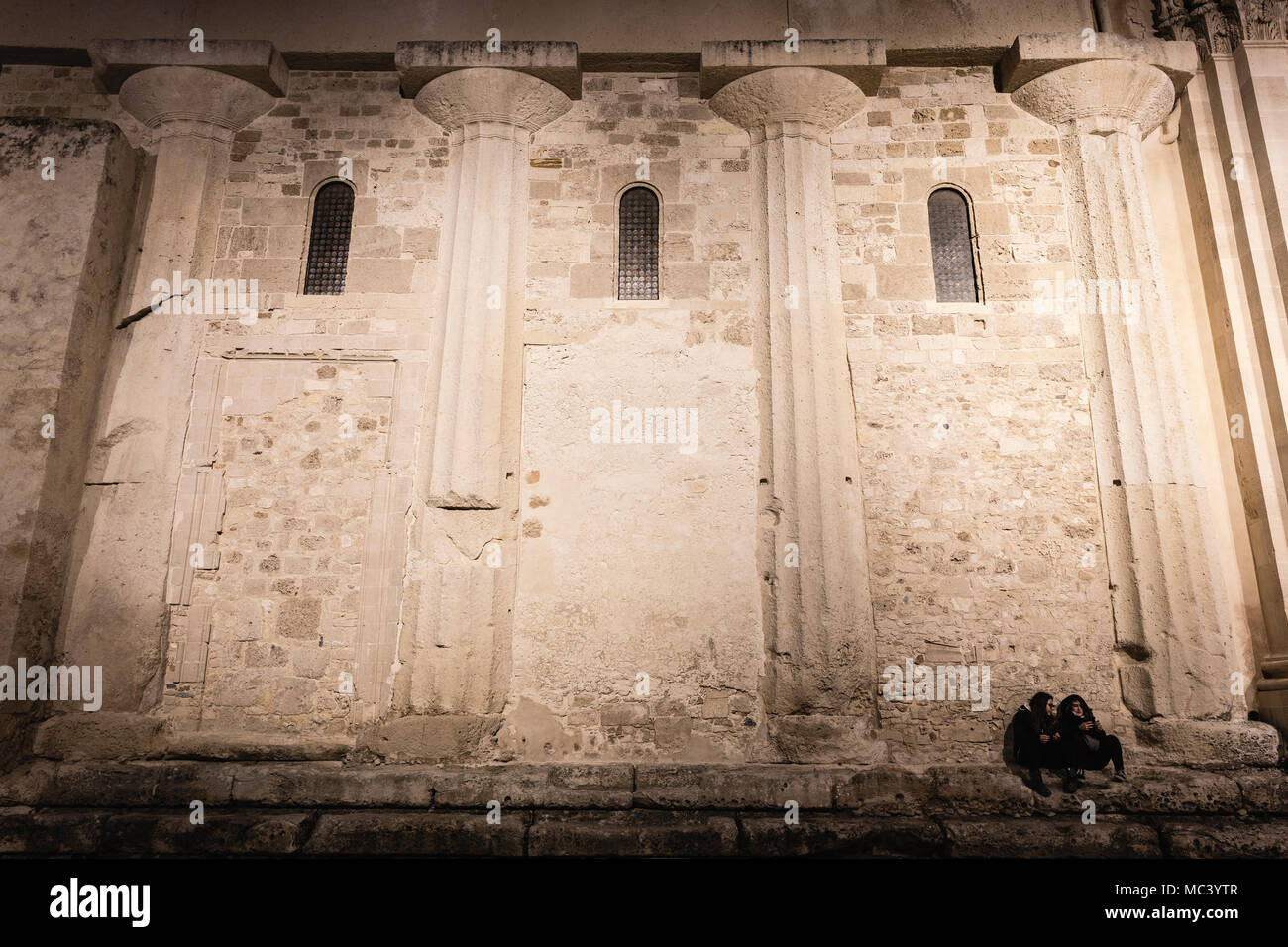 Die Kathedrale mit dem dorischen Säulen des antiken Tempels der Athena in das Gebäude, Ortigia, Siracusa, Sizilien, Italien. Stockfoto