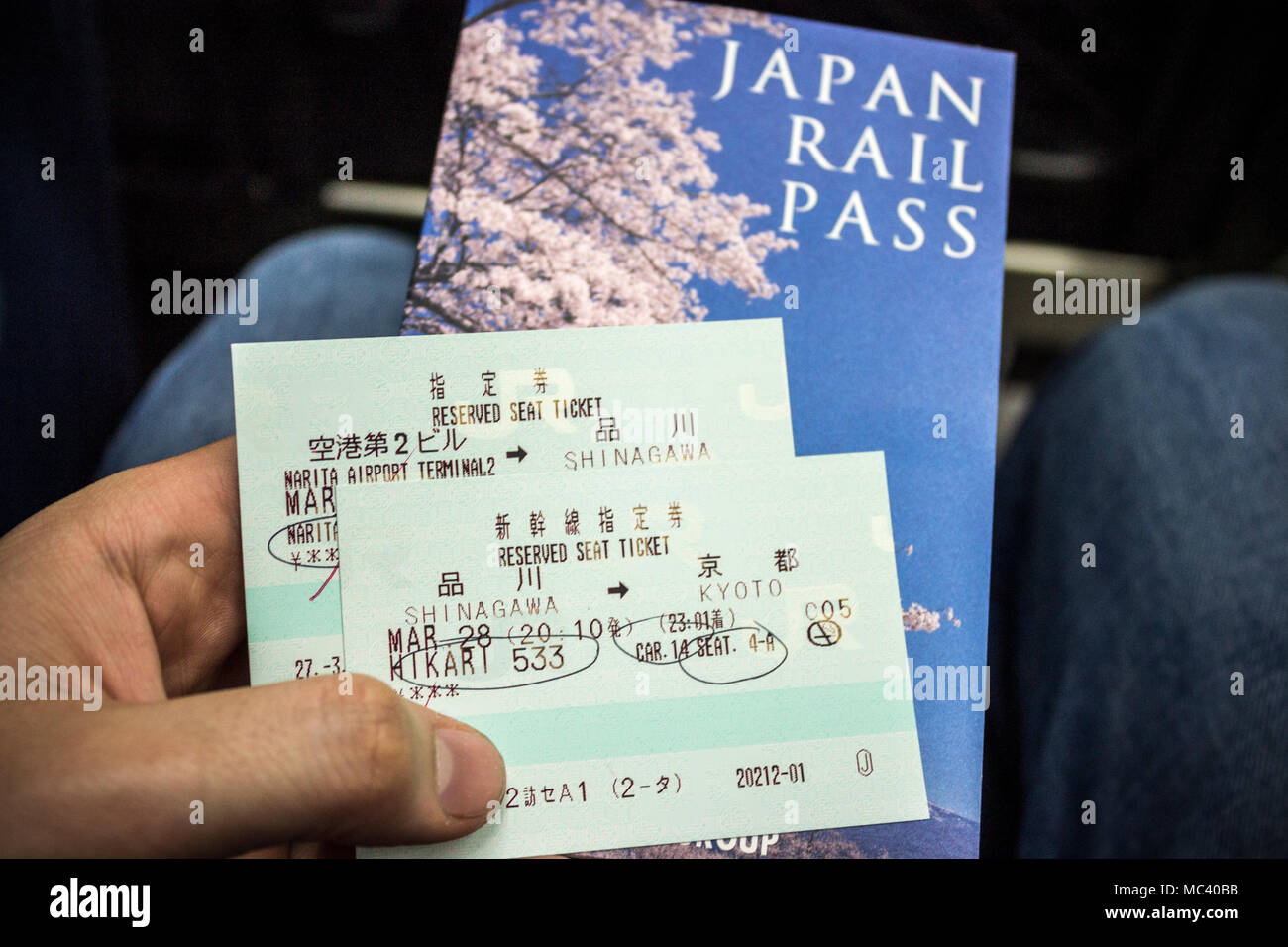 Hand, die den Japan Rail Pass mit zwei Tickets für die Japanischen JR Bahnhof Shinkansen Netzwerk von Shinagawa zu Kyoto Stockfoto