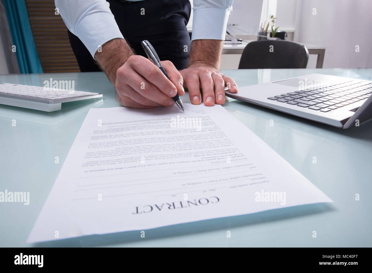 Der Unternehmer Hand singen Vertragsformular mit Stift Stockfoto