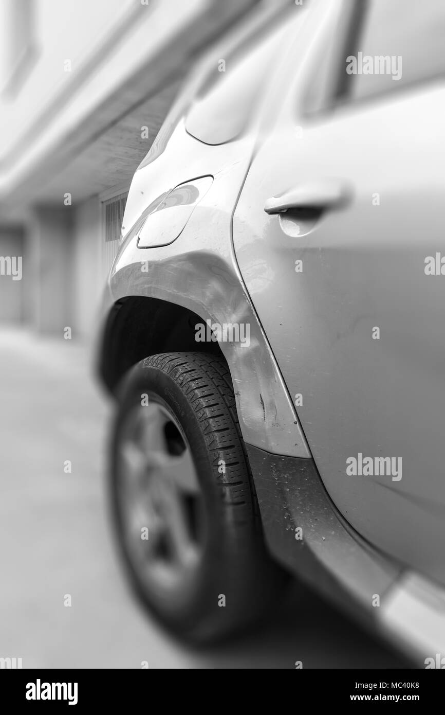 Dellen am Auto durch den Unfall verursacht. Defokussierten verschwommenen Hintergrund. Stockfoto