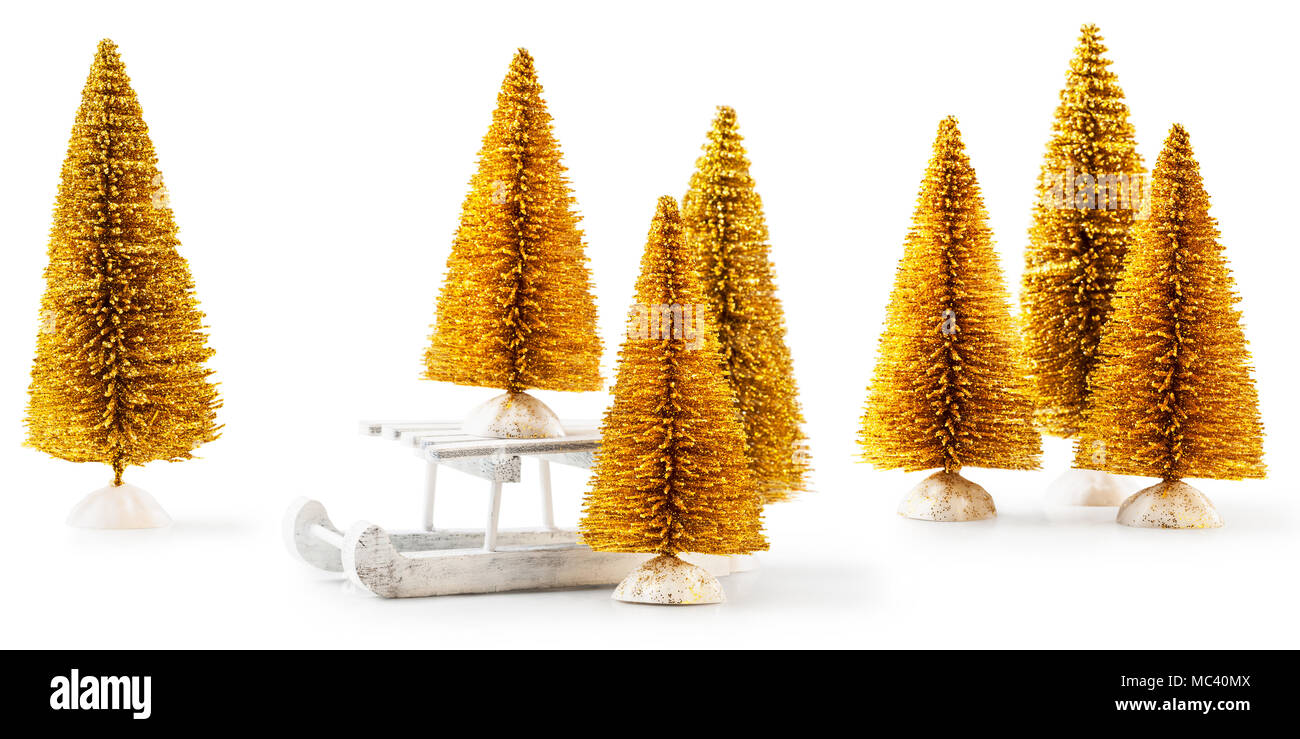 Weihnachtsbaum auf Spielzeug Schlitten, Gruppe von Gold Bäume Sammlung auf weißem Hintergrund. Designelemente. Urlaub Konzept Stockfoto