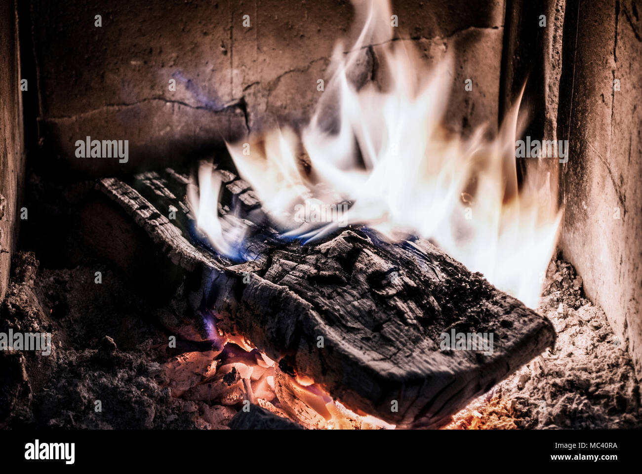 Holz im Feuer in alten Herd mit Ember. Nahaufnahme Stockfoto