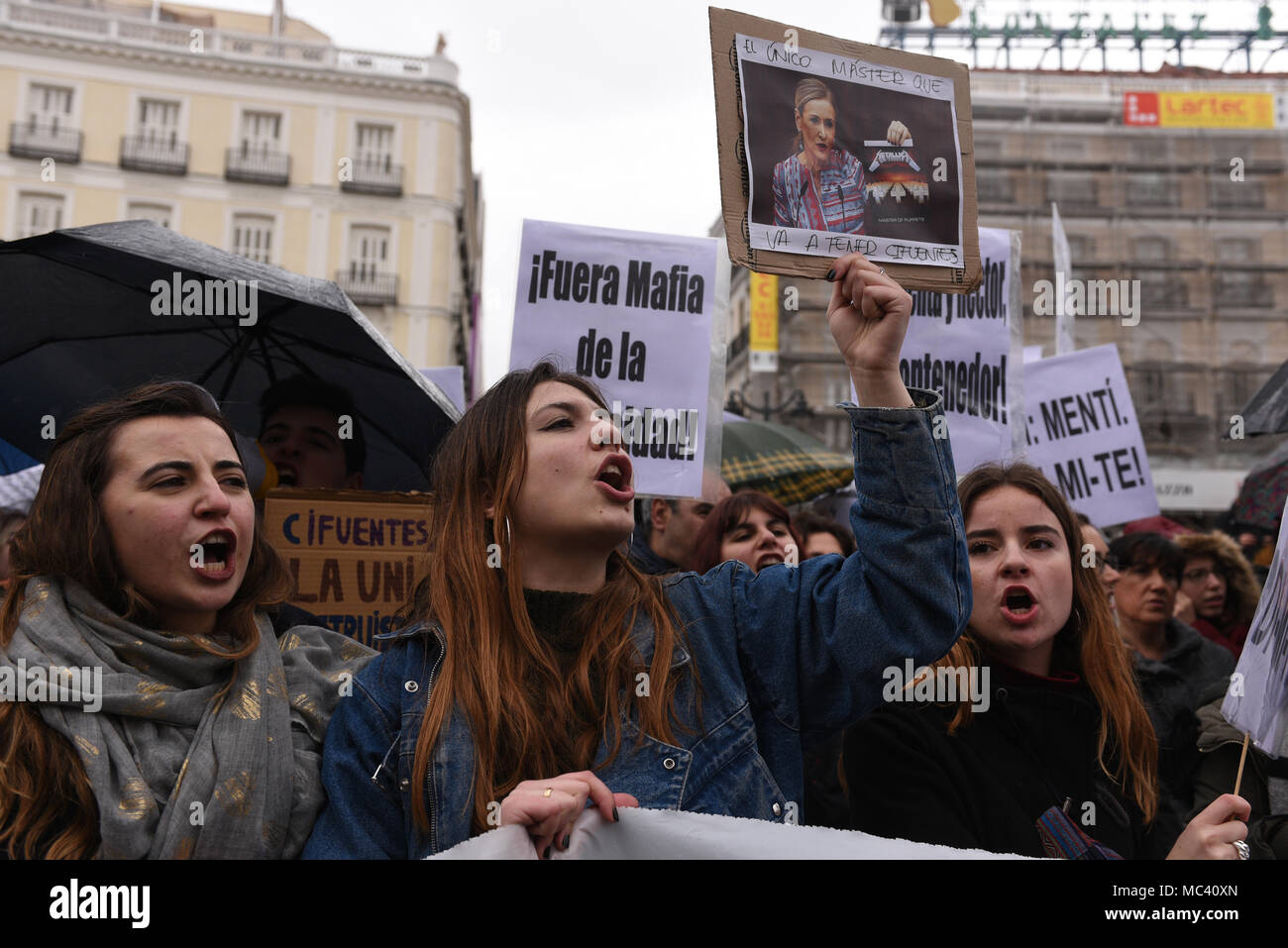 Madrid, Spanien. 12 Apr, 2018. Studenten halten Sie Banner und Shout Slogans, wie sie sich an einem Protest in Madrid den Rücktritt des Madrid Regional President Cristina Cifuentes, die von gefälschten einen Master von der öffentlichen Rey Juan Carlos Universität vorgeworfen wird, zu verlangen. Credit: Jorge Sanz/Pacific Press/Alamy leben Nachrichten Stockfoto