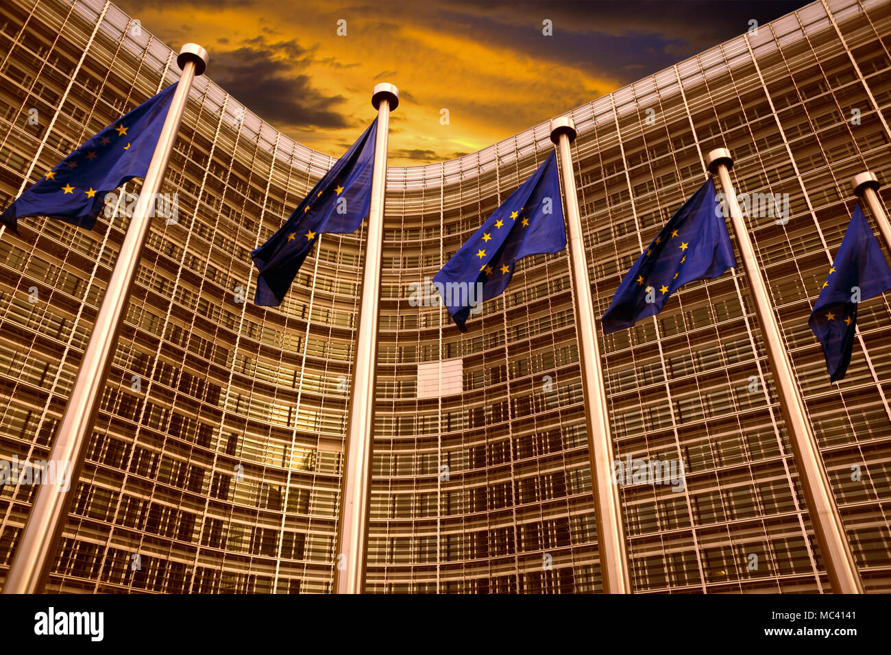 EU-Flaggen vor der Europäischen Kommission in Brüssel Stockfoto