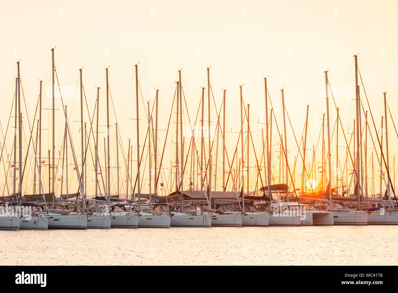 Segelboote in Alimos Marina in Athen, Griechenland. Stockfoto