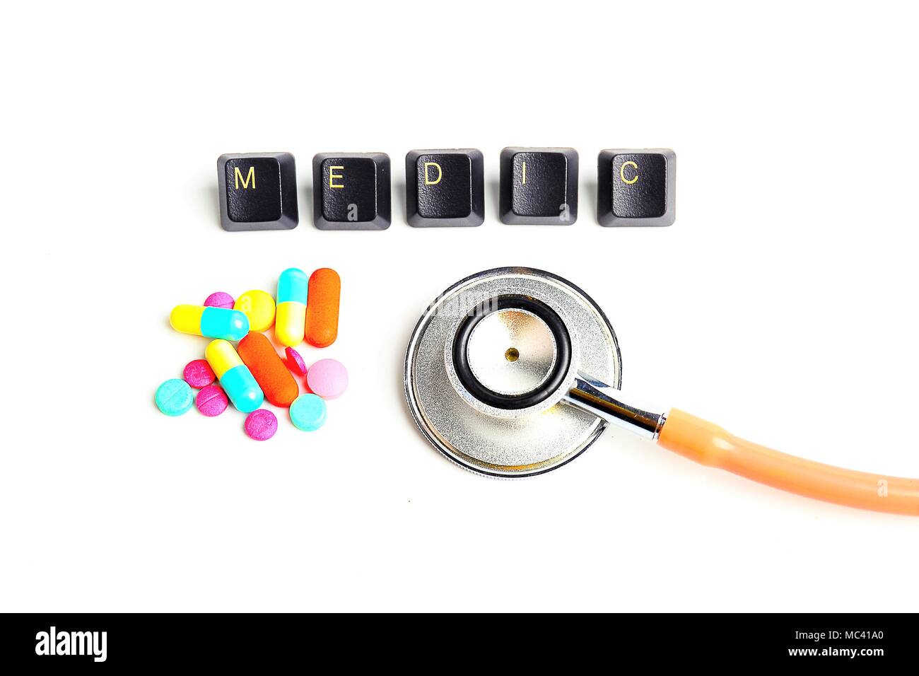 Stethoskop, Tabletten pillen Kapsel mit Wort der öffentlichen Gesundheit Konzept auf hölzernen Hintergrund isoliert Stockfoto