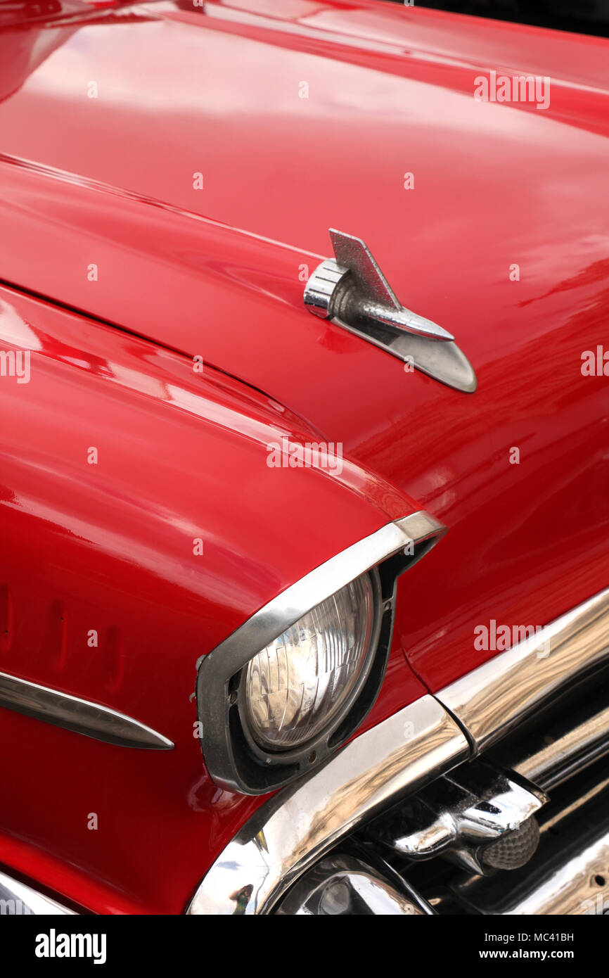 Nahaufnahme eines Teils der roten 1950er Classic Car, in Havanna, Kuba. Stockfoto
