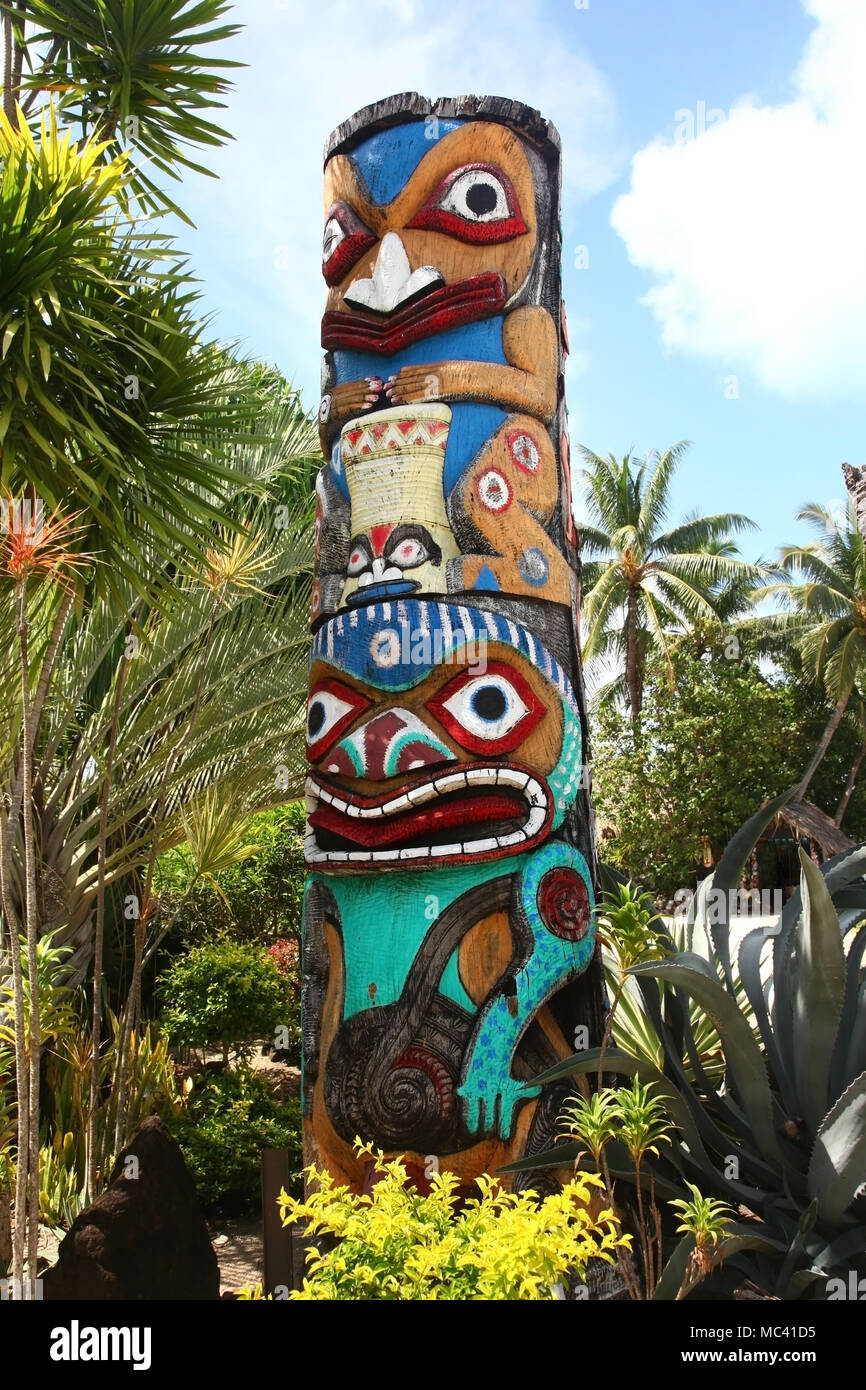 Bunte Totem Pole Bora Bora Sudsee Stockfotografie Alamy