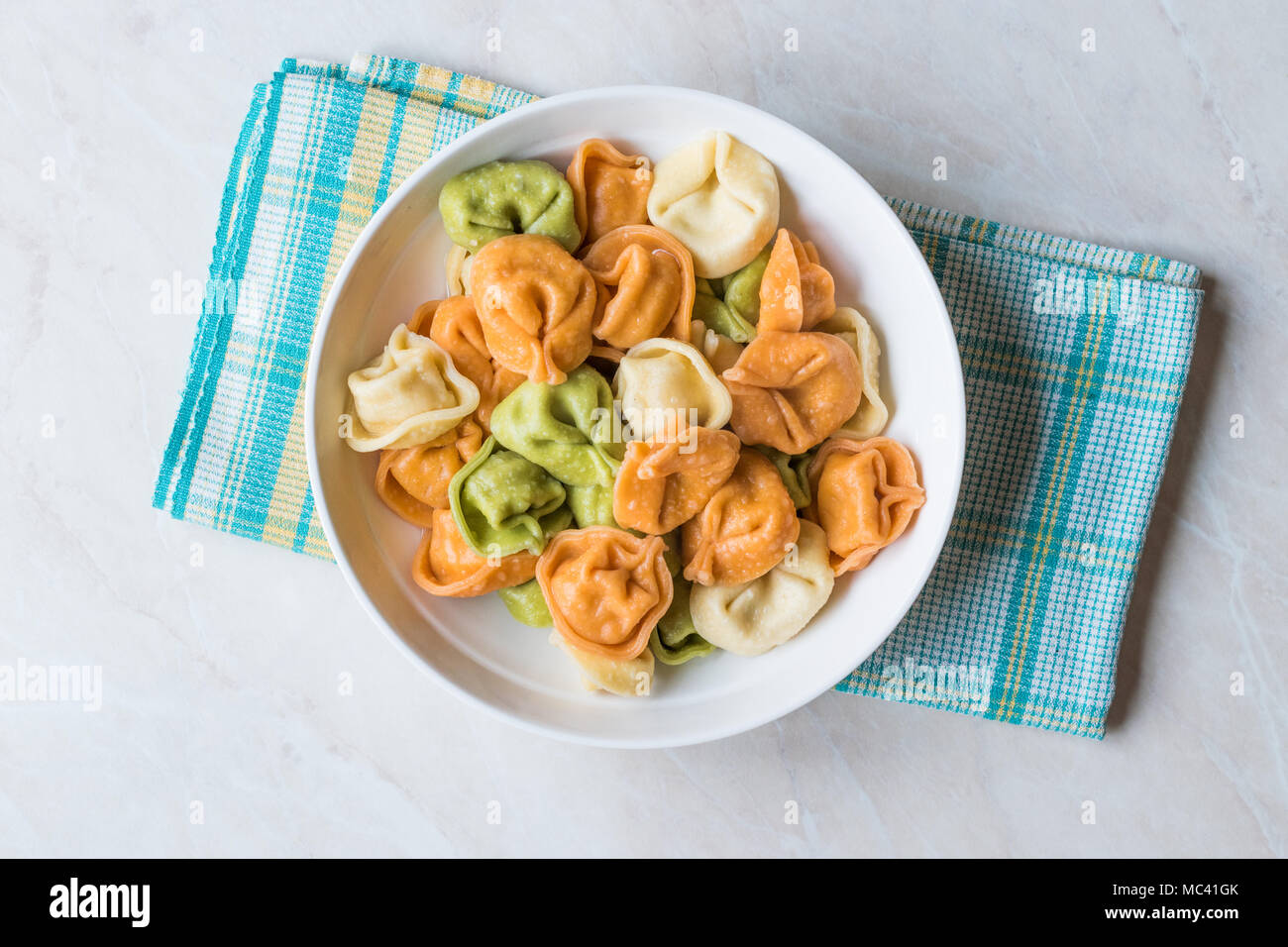 Tri bunte Tortellini Pasta/Bunt oder Farbenfroh Stockfoto