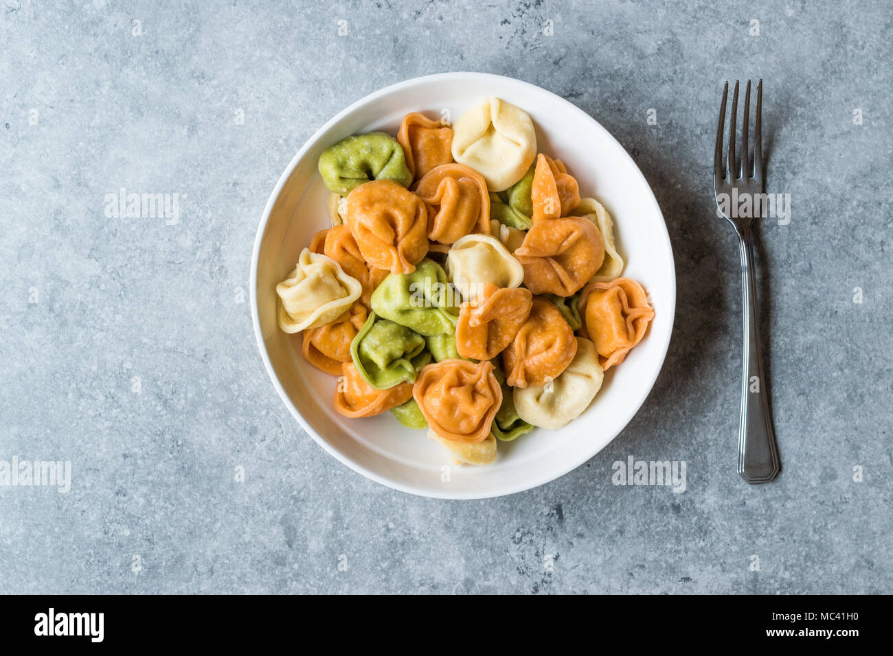 Tri bunte Tortellini Pasta/Bunt oder Farbenfroh Stockfoto