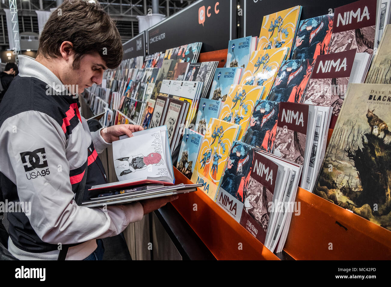 Eine junge Besucher gesehen Auswahl von Comics, Bücher zu kaufen. Eröffnung der 36. Barcelona International Comic Messe vom 12.-15. April 2018 in Fira Barcelona Montjuïc. Stockfoto