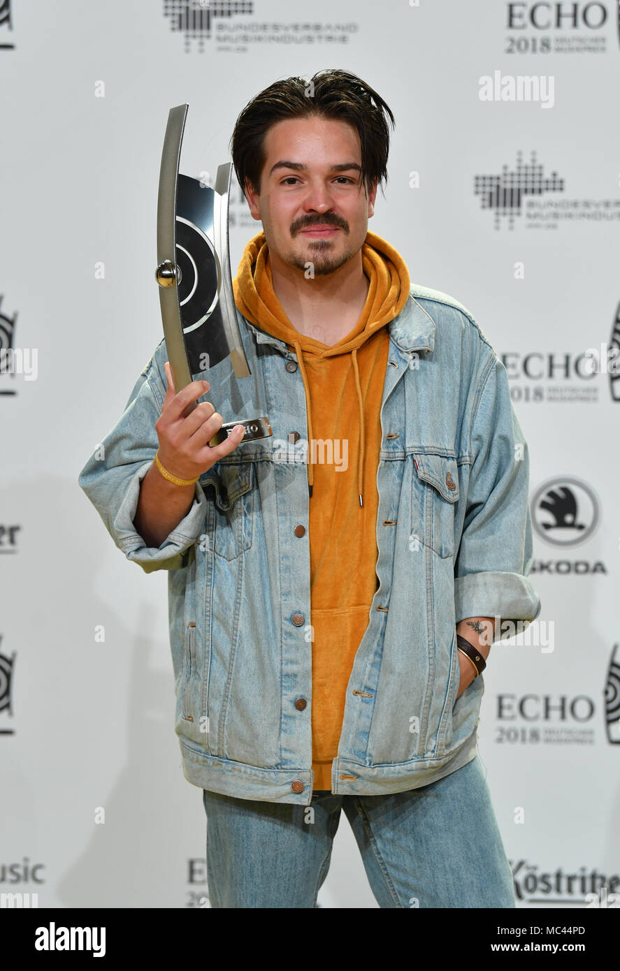 12 April 2018, Deutschland, Berlin: Clemens Rehbein aus Milchig Chance mit der Band Pop National Award, an der 27 Deutsche Musik Preisverleihung, Echo. Foto: Jens Kalaene/dpa-Zentralbild/dpa Stockfoto